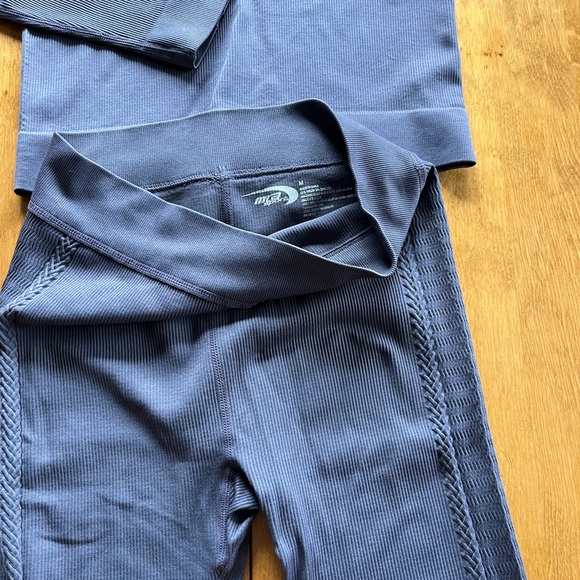 Like new MTA Sport women’s athletic apparel performance turtleneck & pant set - Picture 7 of 12